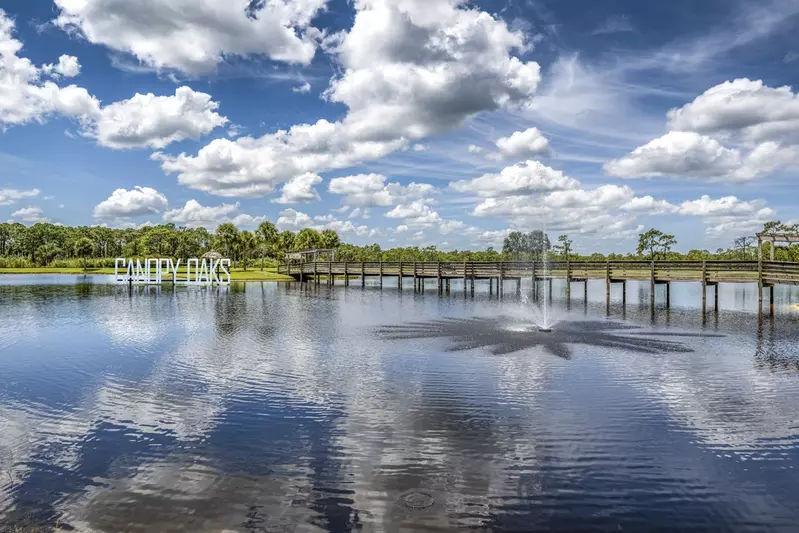 Resort at Canopy Oaks lake with fountain and pier